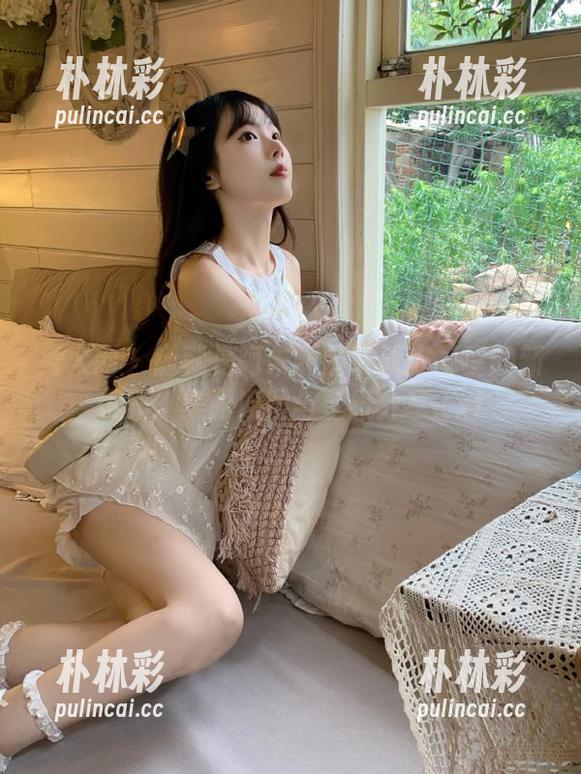 秀人网 - 随就是阿朱啊踏入双人写真的新境界：美丽原图与壁纸分享.txt