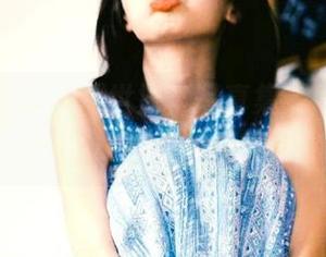 秀人网 – 抖娘利世泳池写真集：用原图捕捉时光，品味清凉的瞬间.txt