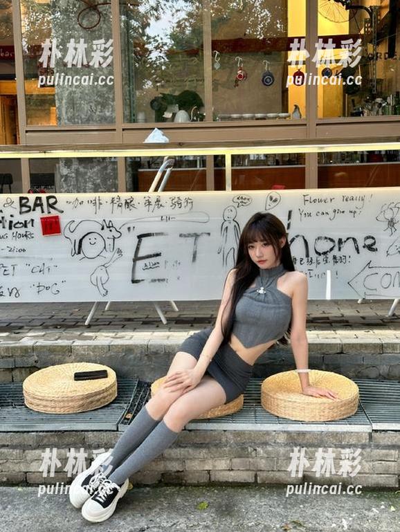 秀人网 - 欢迎欣赏程程程的肉丝写真图册，感受她身上的优雅与韵味.txt