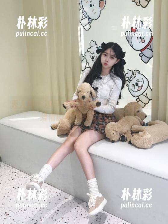 秀人网 - 糖果儿女友写真图包：探索甜美爱情的多彩瞬间合集.txt