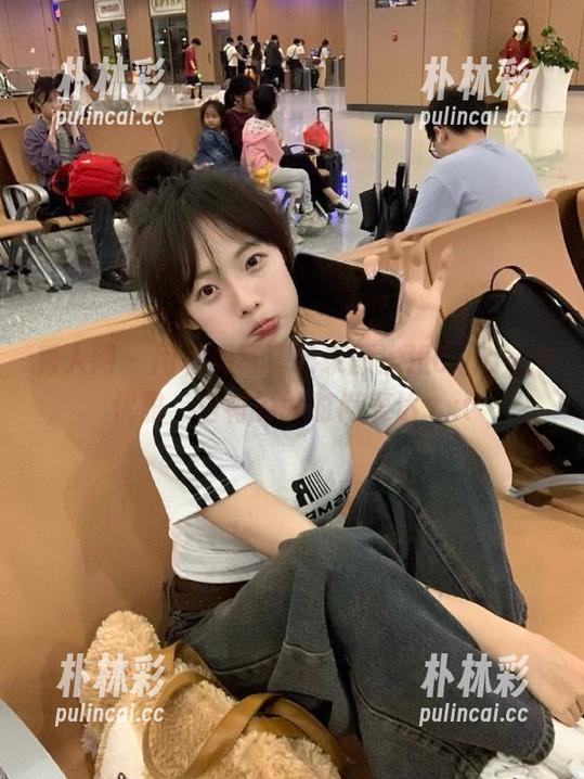 秀人网 - 用私房写真记录颜浅浅Cindy的优雅，白衬衫的时尚表达.txt