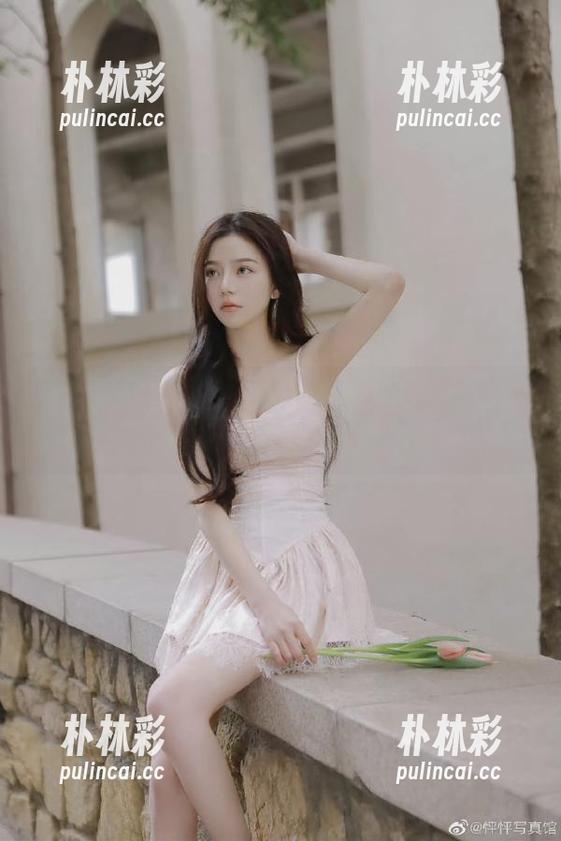 一起来欣赏绞肉姬的灰丝写真图包，优雅之中尽显独特个性.txt