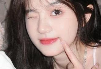 绮梦摄影 – 全套呈现月月的粉色魅力：她的写真作品让你恋爱心动.txt