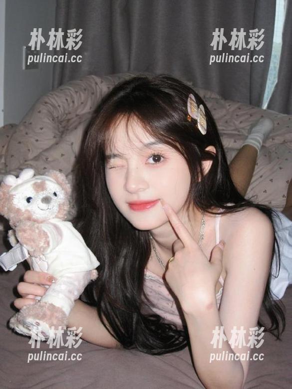 绮梦摄影 - 全套呈现月月的粉色魅力：她的写真作品让你恋爱心动.txt
