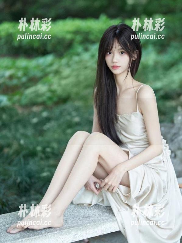 美媛馆 - Carina梦绮短裤独家精选套图：清新时尚，带你感受夏日的无限可能性.txt