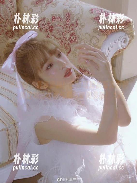 美媛馆 - 最新更新！王馨瑶短裤写真原图，捕捉她的青春气息与时尚灵感！.txt