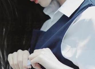 舞蹈生日记 – 艺艺的私拍美图来袭，制服秀出生活的另一种态度！.txt
