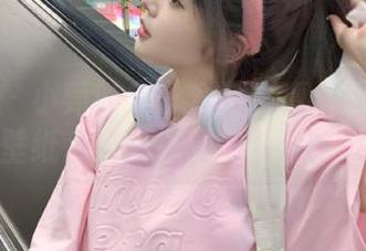 艺图语 – 小莞的多彩套装写真：让每一张壁纸都充满故事与灵感.txt