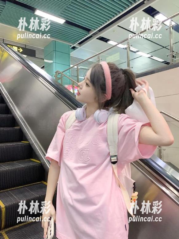 艺图语 - 小莞的多彩套装写真：让每一张壁纸都充满故事与灵感.txt