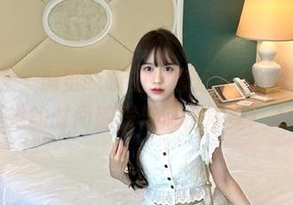 艺图语 – 浏览晓晓的全套连衣裙图集，见证她的时尚旅程与风格演变！.txt