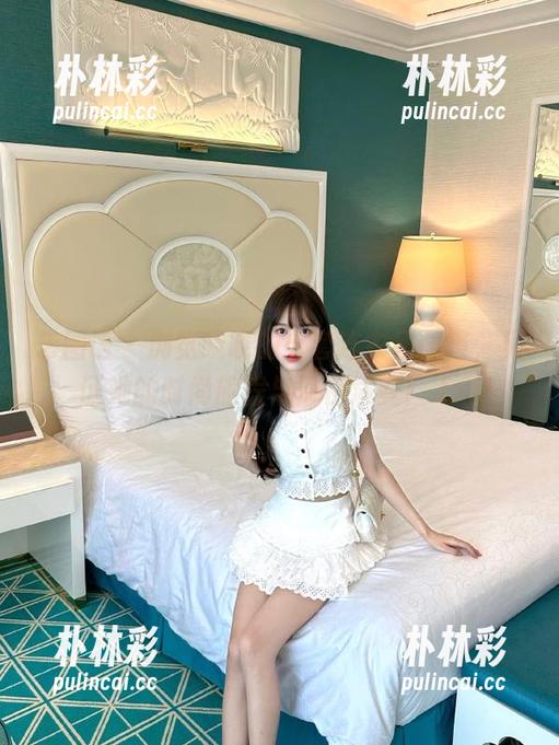 艺图语 - 浏览晓晓的全套连衣裙图集，见证她的时尚旅程与风格演变！.txt