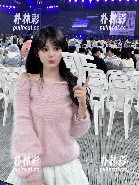 花漾show - 小海臀Rena在连衣裙中的优雅风采：原图与套图合辑，邀你共同探索时尚的无尽可能.txt
