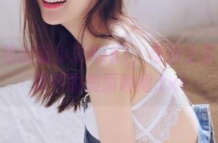 漫步海边的蓝小沂KiKi，与你分享全套写真中的美丽瞬间.txt