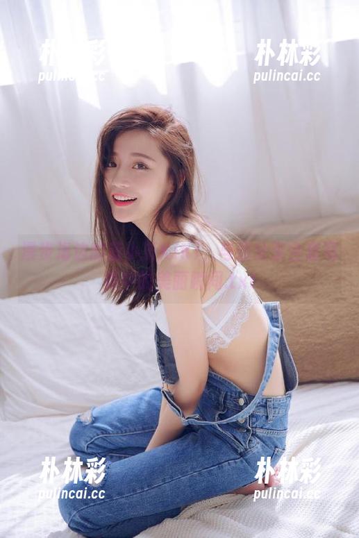 漫步海边的蓝小沂KiKi，与你分享全套写真中的美丽瞬间.txt