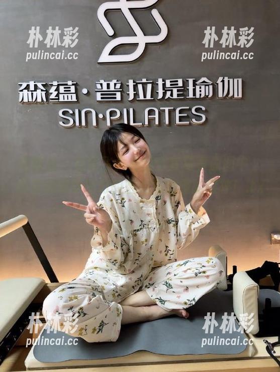 蜜桃社 - 在雪飞女神的全套写真原图中，感受她如梦似幻的魅力与深邃的眼神！.txt
