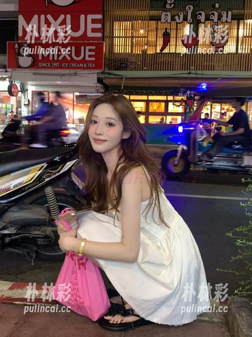 袜啵啵 - 小沫的比基尼写真，给你带来不可错过的福利图片盛宴！.txt