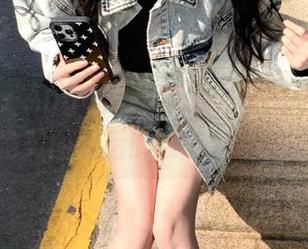 语画界 – Angela喜欢猫女孩的写真之旅：感受她美图背后的故事与创作灵感.txt