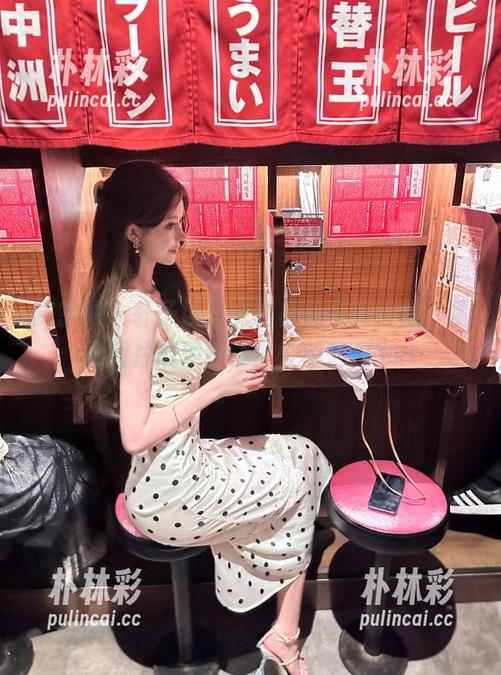 微密圈 - 轩子巨二兔的棉袜写真特辑，精彩图片展现独特个性和魅力.txt