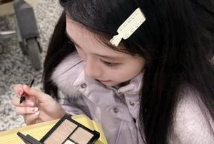 轻兰映画独家发布：黄帽学妹的白丝系列美图壁纸，尽情畅享极致美丽.txt
