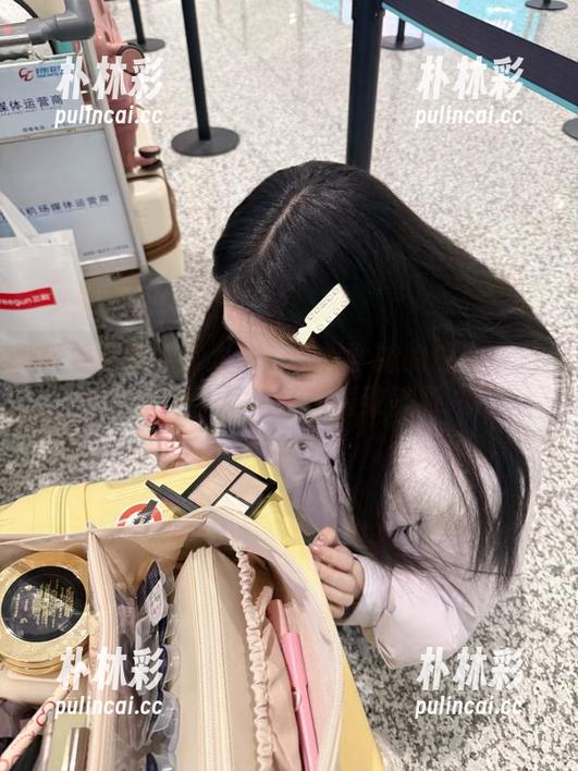 轻兰映画 轻兰映画独家发布:黄帽学妹的白丝系列美图壁纸,尽情畅享极致美丽.txt