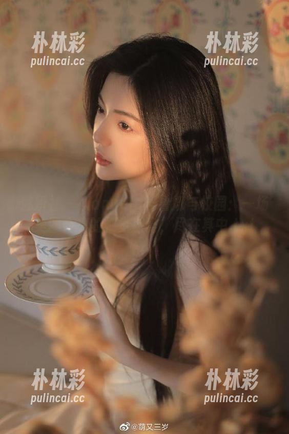 魅妍社 - Manuela玛鲁娜与校园：一场美图合集的视觉盛宴，尽在其中.txt